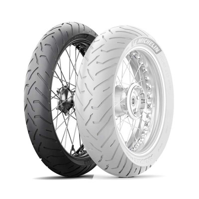 Dois pneus de motocicleta, um preto e um branco, com texto MICHELIN no pneu branco