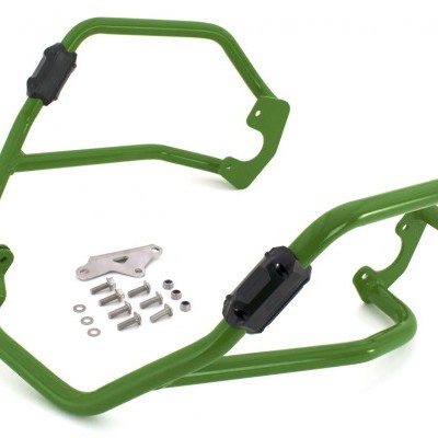 Barras protetoras verdes em metal com parafusos e placas de fixação