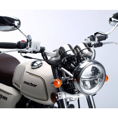 Motocicleta Macbor branca e castanha com farol circular e espelhos cromados