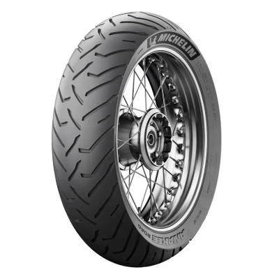 Pneu de motocicleta Michelin preto com aro prateado e texto MICHELIN branco