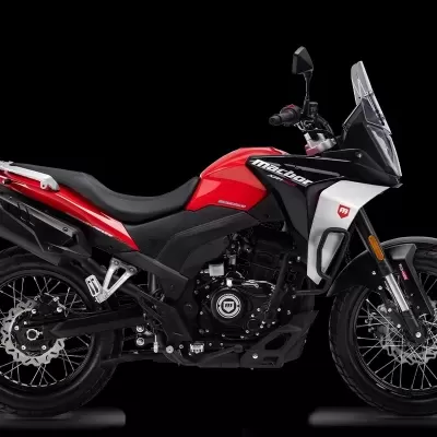 Motocicleta vermelha e preta com rodas de raios e para-brisas