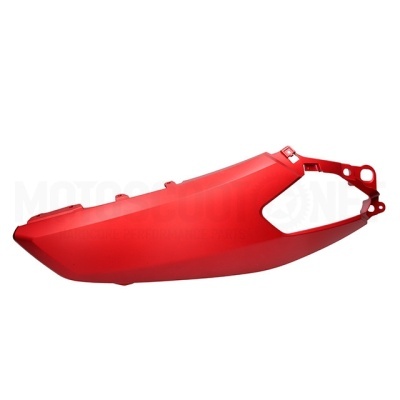 Peça plástica vermelha para mota em fundo branco