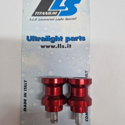 Par de peças metálicas vermelhas com parafusos em embalagem LLS Titanium ultraleve