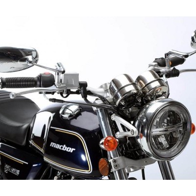 Motocicleta preta com farol redondo e nome 'macbor' no depósito