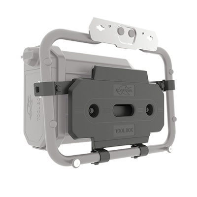 Caixa de ferramentas cinza com estrutura tubular clara e placa preta com texto TOOL BOX