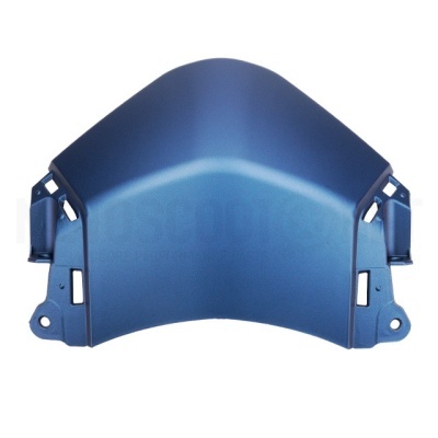 Peça automóvel azul metálico com acabamento brilhante