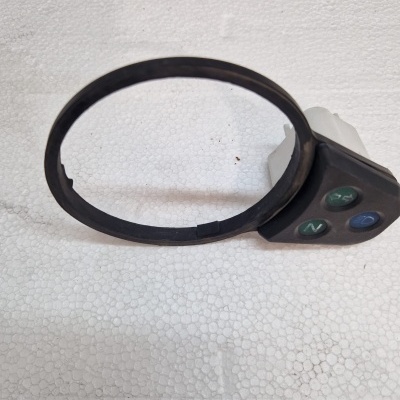 Anel plástico preto com três botões coloridos G, N, L