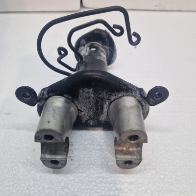 Peça metálica de suporte com ganchos pretos e garras cilíndricas