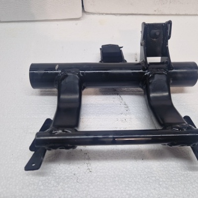 Estrutura metálica preta com tubos e soldaduras sobre superfície branca