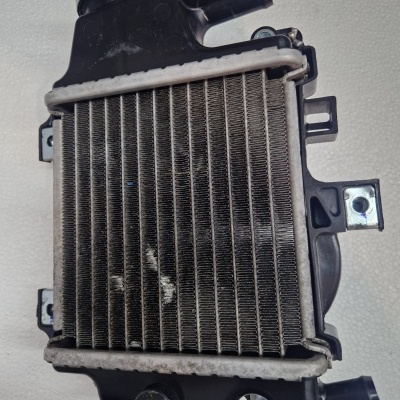 Radiador de motor com grelha metálica e componentes em plástico preto