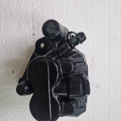 Pinça de travão preta em superfície branca