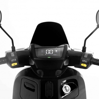 Painel de controlo de scooter elétrica preta com ecrã digital e espelhos