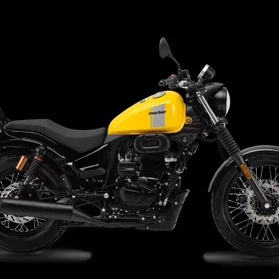 Motocicleta amarela com motor preto e rodas de raios em fundo preto