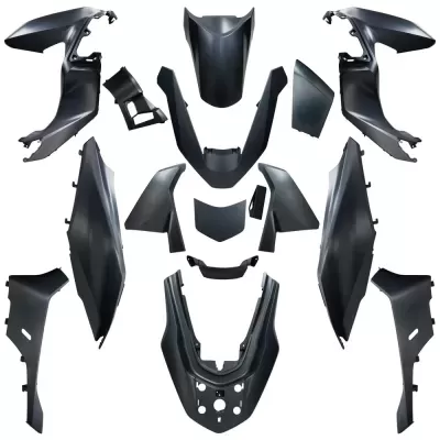 Peças plásticas pretas para carenagem de motocicleta isoladas em fundo branco