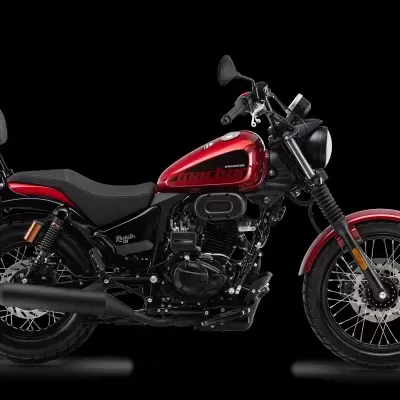 Motociclo vermelho e preto com rodas de raios e assento com encosto