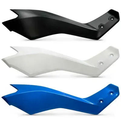 Três peças plásticas para moto em preto, branco e azul com acabamento liso e orifícios para parafusos