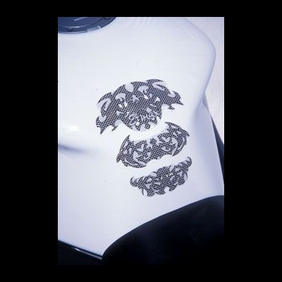Tanque de combustível de moto branco com autocolantes pretos de padrão tribal