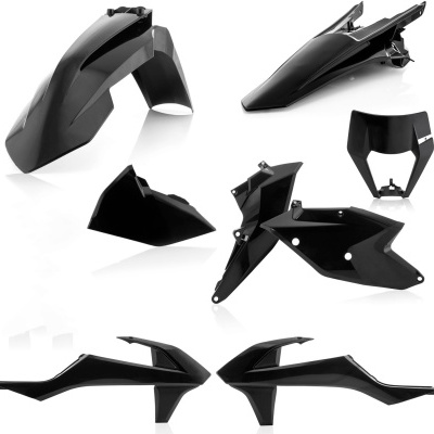 Peças plásticas pretas para motocicleta em fundo branco