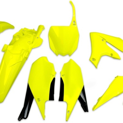 Peças plásticas amarelas para motocicleta em fundo branco