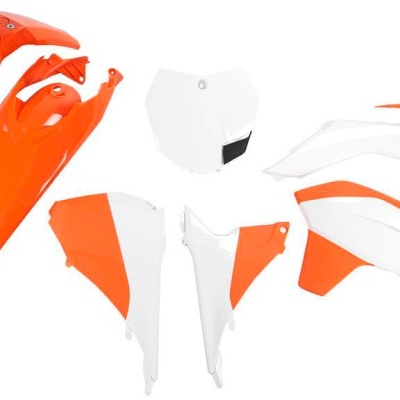 Peças de plástico para motocicleta em laranja e branco sobre fundo branco