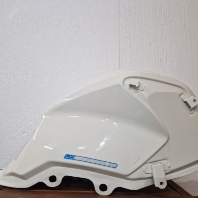 Painel lateral de mota branco em plástico sobre superfície de madeira