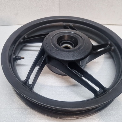 Roda preta de metal com cinco braços