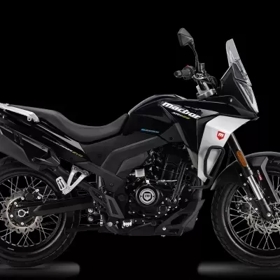 Motocicleta preta com detalhes em branco e cinza, rodas com raios metálicos e para-brisas transparente