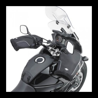 Motociclo preto com para-brisas transparente e manoplas acolchoadas pretas