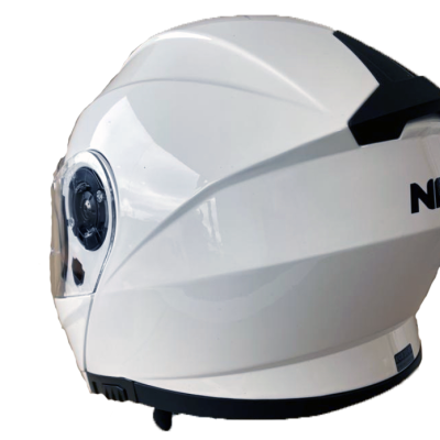 Capacete branco com visor transparente e detalhes pretos