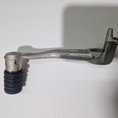 Alavanca metálica prateada com ponta em borracha preta