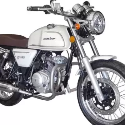 Motocicleta clássica branca com assento marrom e farol redondo