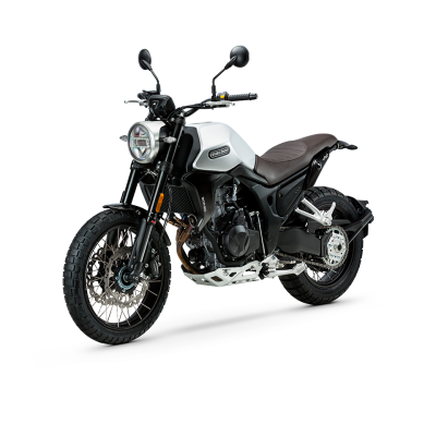 Motocicleta branca e preta com banco castanho em fundo branco