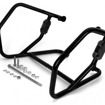 Estrutura tubular preta com acessórios metálicos prateados sobre fundo branco