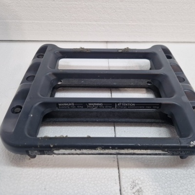 Suporte preto de plástico com avisos de carga máxima