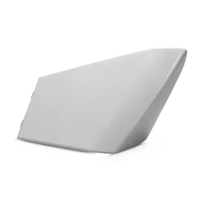 Peça plástica branca angular sobre fundo branco