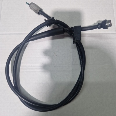 Cabo preto com conectores metálicos sobre superfície clara texturizada