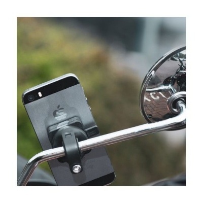 Suporte de telemóvel com iPhone preto no guiador de moto perto de espelho retrovisor