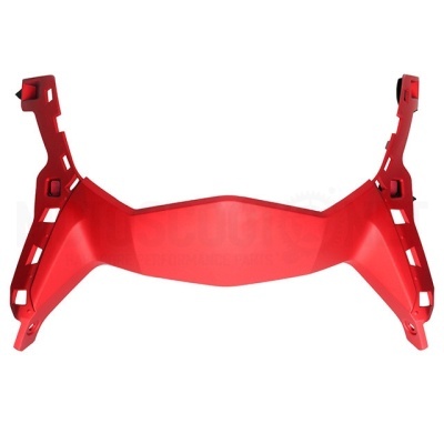 Peça automóvel vermelha em plástico com recortes sob fundo branco