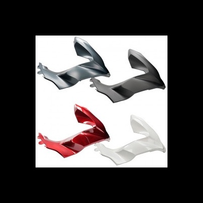 Carenagens de motocicleta em quatro cores diferentes sobre fundo branco