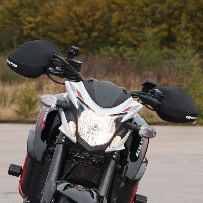 Motocicleta preta e cinza com protetores de espelhos Oxford