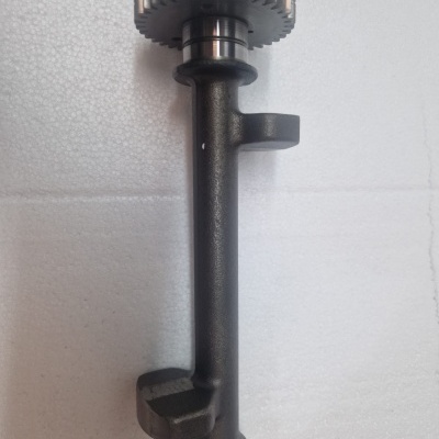 Peça mecânica metálica com engrenagem e eixo preto