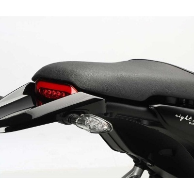 Vista traseira de motocicleta preta com assento preto e luz vermelha de LED