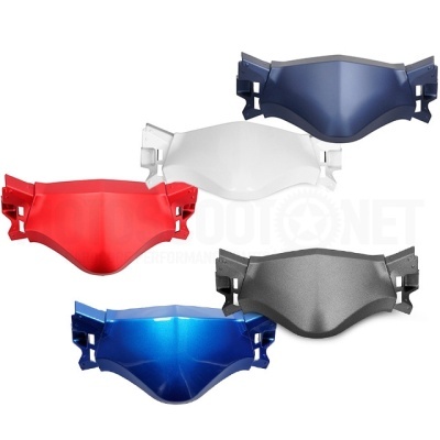 Cinco para-brisas para motocicleta em várias cores sobre fundo branco