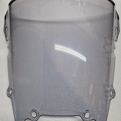 Pantina transparente fumada para mota com bordas negras sobre fundo branco