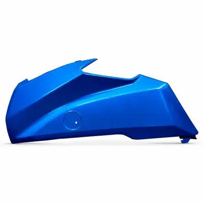 Peça de carenagem azul metálico para motocicleta em fundo branco