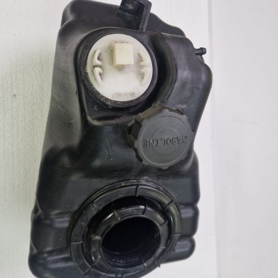 Depósito plástico preto com tampa 'GASOLINE' e duas aberturas circulares em fundo branco.