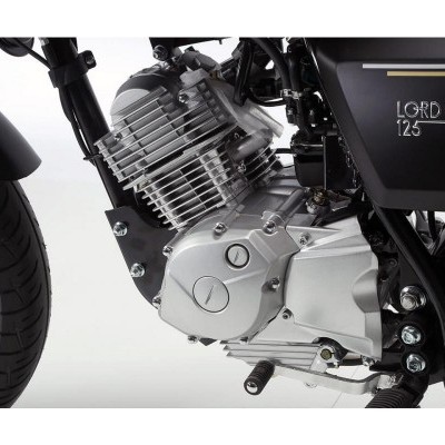 Motor de motocicleta Lord Martin 125 em metal prateado com parte da roda dianteira preta e frisos cromados