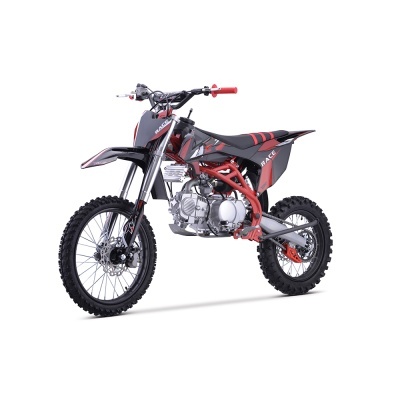 Motocross preto e vermelho com pneus cravados e motor exposto