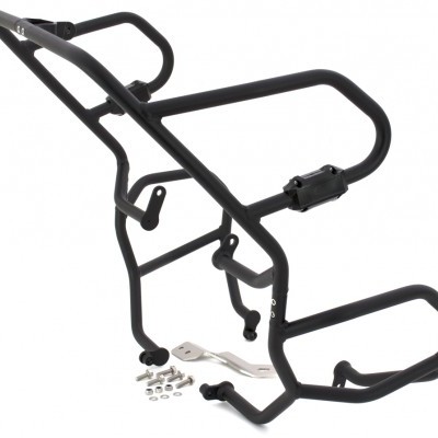 Estrutura metálica preta para suporte de motocicleta com acessórios sobre fundo branco