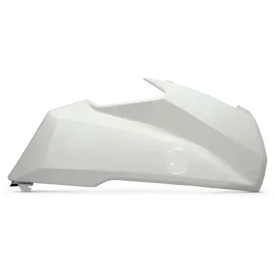 Carcaça plástica branca angular para scooter sobre fundo branco